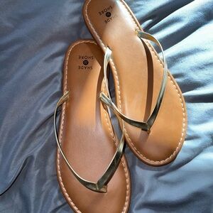 Shade & Shore gold and tan flip flop sandals - like new - size 8